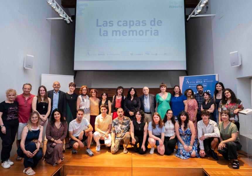 Participants, famílies i institucions en el projecte 'Las capas de la memoria', que ha sigut presentat al Castell d'Alaquàs.